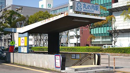 ① 地下鉄 鶴舞線・桜通線「丸の内駅」7番出口より地上へ上がります。