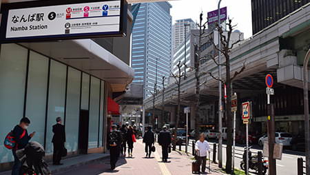 ① 大阪メトロ御堂筋線「なんば駅」5番出口より地上へ上がります。