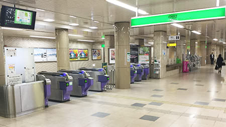 ① 地下鉄南北線の広瀬通駅の改札を出て右に向かいます。