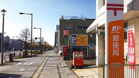 ④ 右側に郵便局（富山越前町郵便局）がありますので、そのまま直進します。