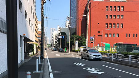 ④ 交差点を曲がると、右手に創価学会神奈川文化会館が見えてきます。