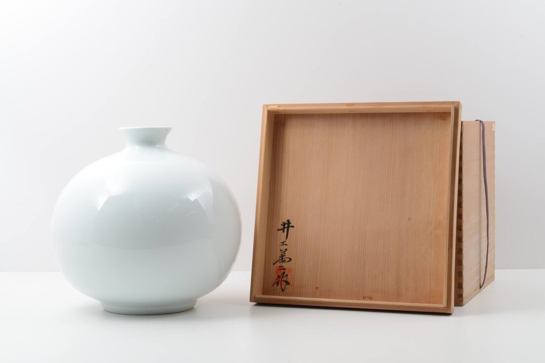 有田焼を代表する作家・井上萬二。人間国宝として白磁の造形美を